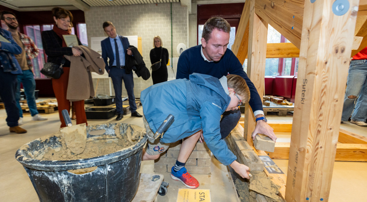 23 11 26 Dag Van De Wetenschap Bezoek Minister 084